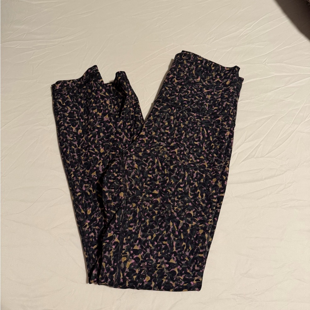 Women’s Lululemon Patterned Leggings 25” Size 6